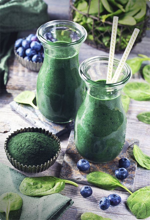 Green smoothies: alkaline green smoothie recipes to detox, lose weight, and feel energized. Leafy greens are among the most nutritious foods on earth. #greensmoothie